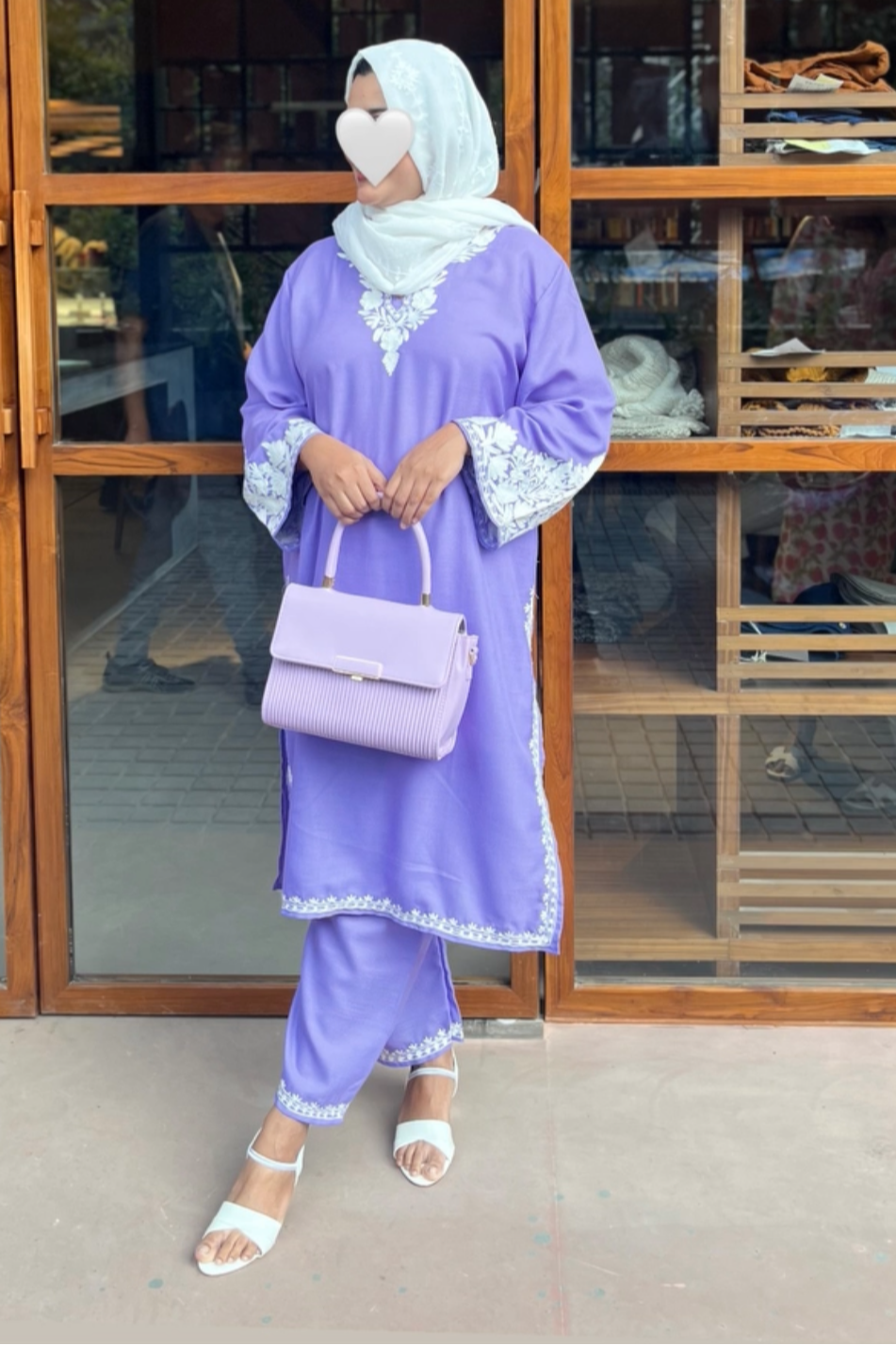 Front view of model wearing Huzam by BEGUM’s – lavender Pakistani cotton kurta set with white embroidery