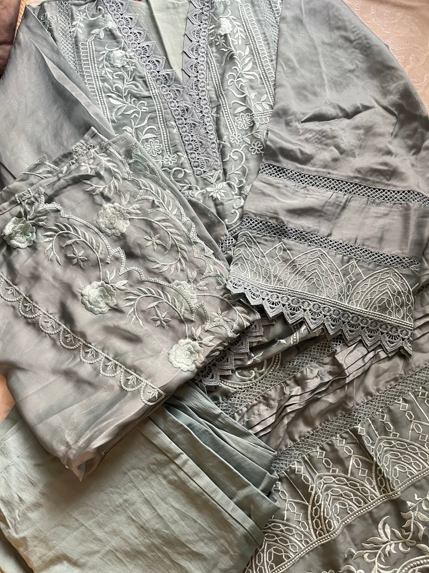 Luxury fits by BEGUM’S organza suit set✨🌙